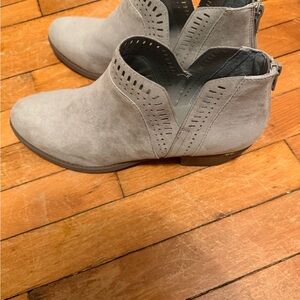 Carlos Billie’s cutout Gray Women's Ankle Boots